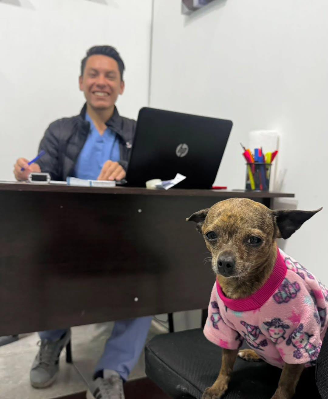 Dr. Diego en su consultorio